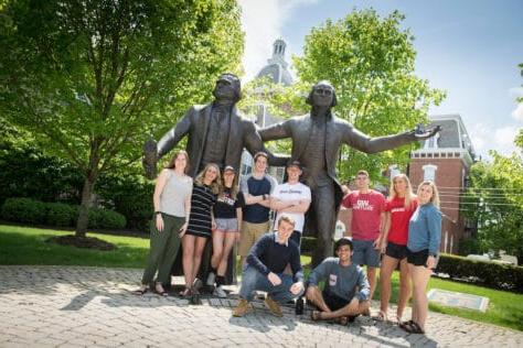 5月1日，学生们与乔治·华盛顿和托马斯·杰斐逊的雕像合影留念, 2019年华盛顿 & det365app.